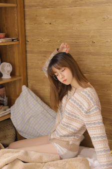 大学生白嫩高耸的双乳